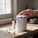 Cana automată de amestecare 13,5 x 9 x 14 cm pentru 400 ml cu capac și display de temperatură în mâner, încărcată prin USB-C, de culoare albă 2