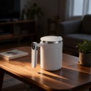 Cana automată de amestecare 13,5 x 9 x 14 cm pentru 400 ml cu capac și display de temperatură în mâner, încărcată prin USB-C, de culoare albă 4
