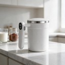 Cana automată de amestecare 13,5 x 9 x 14 cm pentru 400 ml cu capac și display de temperatură în mâner, încărcată prin USB-C, de culoare albă 5