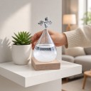 Bouřkové sklo Storm Glass ve tvaru kapky s andělem 7 x 14 cm Průhledný skleněný barometr s krystaly Dřevěný podstavec Dekorace na stůl 3