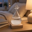 Bouřkové sklo Storm Glass ve tvaru kapky s andělem 7 x 14 cm Průhledný skleněný barometr s krystaly Dřevěný podstavec Dekorace na stůl 4