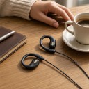 Drátová sluchátka s háčky za uši Otevřený poslech Konektor 3,5 mm jack Měnič 13 mm Mikrofon a ovladač Kabel 1,2 m 3