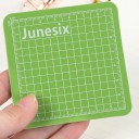 Lille skæreunderlag 8 x 8 cm i PVC med en tykkelse på 3 mm og en dobbeltsidet centimeter gitter til skæring af papir og washi tape 3
