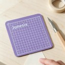 Lille skæreunderlag 8 x 8 cm i PVC med en tykkelse på 3 mm og en dobbeltsidet centimeter gitter til skæring af papir og washi tape 5