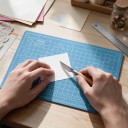 Skæremåtte A5 22 x 15 cm med hobbykniv sæt til små kreative projekter gitter i millimeter og tommer PVC blå til scrapbooking 3