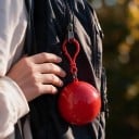 Jednorázová pláštěnka v kouli s karabinkou délka 120 cm PE s kapucí kompaktní přívěsek na batoh i klíče do deště pro dospělé 3