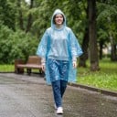 Jednorázové pláštěnky v kouli 10 ks s karabinkou délka 120 cm PE s kapucí skladné přívěsky na batoh pro skupiny a výlety do deště 2