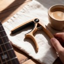 Hliníkový kapodastr 7 x 9,5 cm s vytahovačem kolíčků a silikonovou podložkou pro akustickou i elektrickou kytaru 3