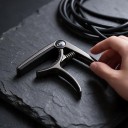 Hliníkový kapodastr 7 x 9,5 cm s vytahovačem kolíčků a silikonovou podložkou pro akustickou i elektrickou kytaru 5