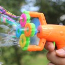 Bubbelpistol på batteri med färgglada ringar Plastleksak för utomhusunderhållning Mått 12 x 8,5 cm Drivs av 2x AA 2