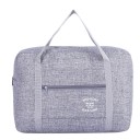 Resväska över axeln med genomföring för resvagnens handtag Främre fack med dragkedja Två långa handtag Melerat nylon 40 x 13 x 30 cm 2