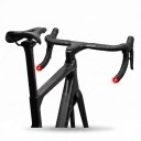 2 db LED lámpa a kormányvégre WEST BIKING Figyelmeztető villogó és irányjelző kerékpárra 3 üzemmód 2,5 x 5,3 cm Alumínium CR2032 elem 8