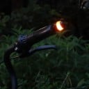 2 Stück LED-Blinker für die Enden von Fahrradlenkern Warnblinklicht 3 x 6,6 cm Aluminium ABS und Silikon Schwarz und Orange Blisterverpackung 11