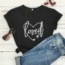 T-shirt för kvinnor med trycket "loved" 7