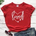 T-shirt för kvinnor med trycket "loved" 12