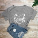 T-shirt för kvinnor med trycket "loved" 19