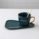 Keramisk teset mugg 260 ml med tallrik och sked Guldhandtag och dekorativ text Avlång tallrik 20 x 14 cm med plats för dessert 5