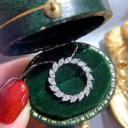 Damhalsband med cirkulärt hänge D686 3