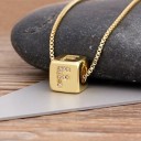 Kvinnors halsband med en bokstav på en kub 6