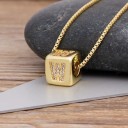 Kvinnors halsband med en bokstav på en kub 23