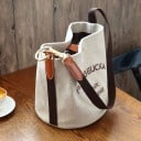 Damsk crossbody-väska i form av en påse av canvas Ljusgrå med brun rem Inre dragsko påse Ficka med dragkedja Mått 23 x 23 x 20 cm 6