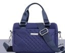 Liten dam crossbody väska Quiltat mönster Två korta handtag och bred justerbar rem med karbinhakar Nylon och polyester 20 x 14 x 10 cm 6