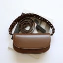 Dams crossbody väska med lock Framträdande handtag av flätade länkar Lång rem över axeln Slät glänsande yta 25 x 14 x 5 cm 3