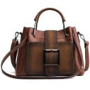 Dams crossbody-väska i PU-läder med handtag Handtag med karbinhakar Stor metallspänne och kontrasterande sömmar 27 x 20 x 13 cm 2
