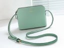 Damsk crossbody-väska med axelrem Rundad form med dragkedja Justerbar rem med spänne PU-läder och polyester Mått 23 x 17 x 10 cm 8