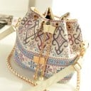 Dams crossbody-väska i form av en påse med dragsko Ornamentmönster Två remmar Bomull och polyester Mått 34 x 24 x 13 cm 4