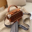 Dam crossbody väska i form av en resväska Övre handtag och bred textilrem Stort tryck och ränder Guldiga detaljer PU-läder 17,5 x 11,5 x 7,5 cm 3