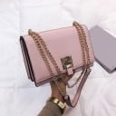 Liten elegant dam crossbody-väska med lock Rem av kedja och band Metallspänne i guld PU-läder och polyester 22 x 16 x 8 cm 4