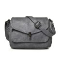 Dam crossbody handväska med klaff och metallspänne Läder och polyester Mått 25 x 20 x 12 cm Bakficka med dragkedja Rem med spänne 5