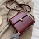 Damsk crossbody-väska i PU-läder Fyrkantig form med lock Metallstängning Justerbar rem med karbinhakar Mått 18,5 x 18,5 x 10 cm 3