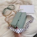 Dams crossbody väska i PU-läder Lock och metallhandtag Rem med kedja och spänne Bärs i handen eller över axeln Mått 20 x 13 x 7 cm 5