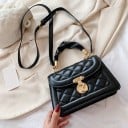 Dams crossbody-väska med klaff och spänne i form av ett hänglås Quiltat mönster Rynkat handtag och lång rem PU-läder 20 x 14 x 8 cm 1