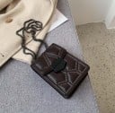 Dams crossbody handväska med geometrisk quiltning och metallnitar Lock med metallspänne Kedjehandtag PU-läder 18 x 13,5 x 6,5 cm 3