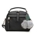 Dams crossbody-väska med övre handtag och dekorativ nyckelring med pom-poms Främre ficka med dragkedja PU-läder och polyester 22 x 20 x 11 1