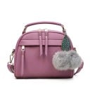 Dams crossbody-väska med övre handtag och dekorativ nyckelring med pom-poms Främre ficka med dragkedja PU-läder och polyester 22 x 20 x 11 3