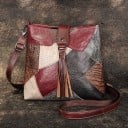 Dams crossbody-väska i äkta läder Patchwork i vinröda och grå nyanser Dekorativ frans Justerbar rem Fack med dragkedja 25 x 23 x 9 cm 1