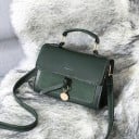 Dams crossbody-väska med klapp för hand eller över axeln Dekorativ knut med metallberlock Lång rem PU-läder 20 x 7,5 x 14,5 cm 4