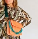 Dams crossbody handväska med lock och framficka Orange med turkost kedjehandtag PU-läder med ormskinnsstruktur 22 x 13 x 17 cm 2