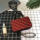 Dams crossbody-väska med fast plastskal Mönster av romber Dragkedja runtom Lång rem och handtag 17,5 x 10,5 x 7 cm 6