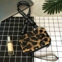 Dam crossbody väska med hård plastskal och tryck Mönster av romber Dragkedja runtom Lång rem och handtag 17,5 x 10,5 x 7 cm 1