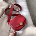 Dams crossbody-väska i halvmåneform Klaff med guldfärgad metallspänne Bred axelrem i PU-läder och polyester 5