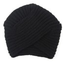 Damstickad mössa i form av en turkisk turban med korsade ränder över pannan Uttrycksfull ribbning Modern design Bomullsmaterial 1