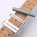 3 pezzi Set di manutenzione del manico della chitarra 2 piastre protettive in metallo + pietra abrasiva Strumento per levigare e lucidare i tasti 2