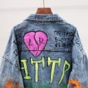 Damjeansjacka med färgglada graffiti-motiv Ljusblå bomullsdenim Löst snitt med sänkta axlar Bröstfickor med lock 3