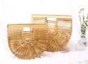 Damhandväska i trä i halvmåneform Genombruten konstruktion av tunna lameller Utskuret handtag 28 x 7,5 x 24,5 cm 2