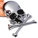 3D metalen autosticker in de vorm van een doodskop met gekruiste botten Glanzend zilveren oppervlak met zwarte details Zinklegering 7,2 x 6 cm 3